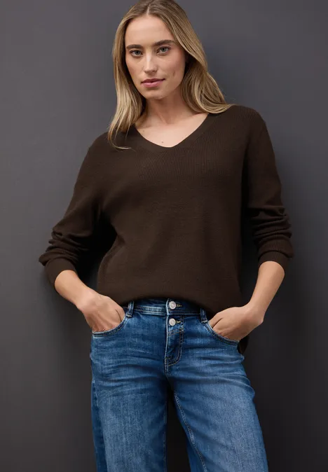 Basis trui met V-hals dark hazelnut brown mel.