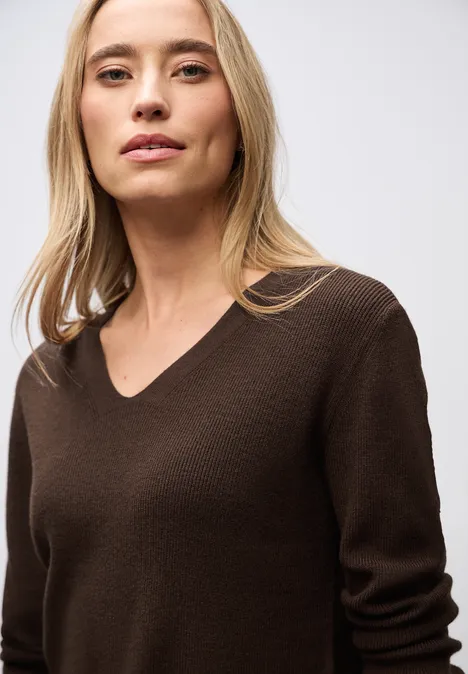 Basis trui met V-hals dark hazelnut brown mel.