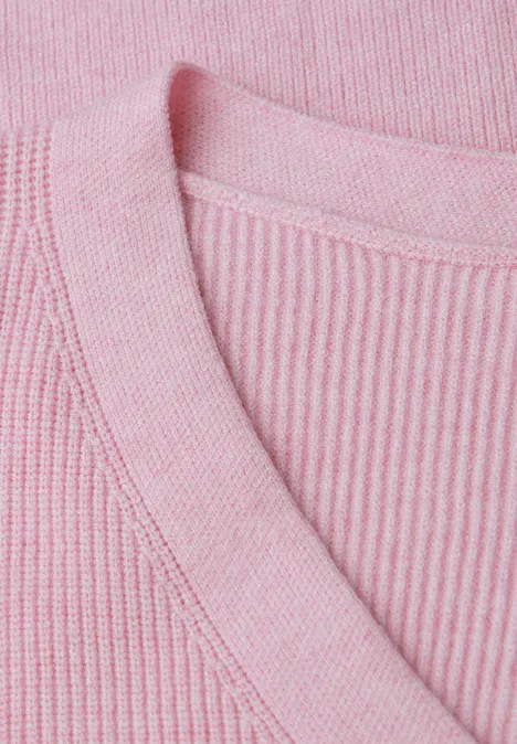 Basis trui met V-hals powder pink mel.