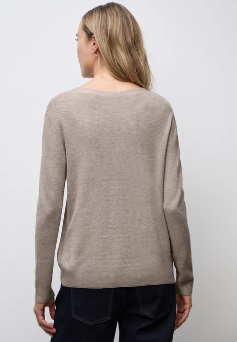 Basic trui met V-hals sandstone mocha mel.