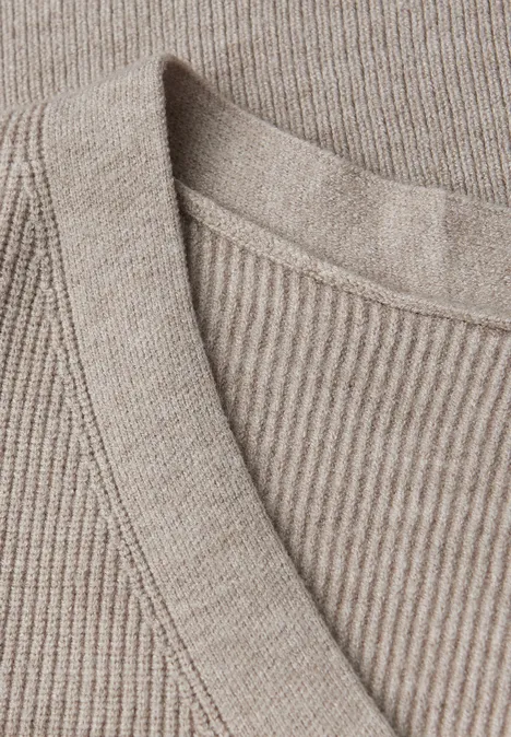 Basic trui met V-hals sandstone mocha mel.