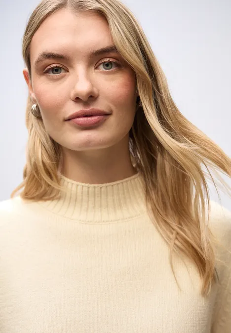 Basic Turtleneck Pullover soft beige