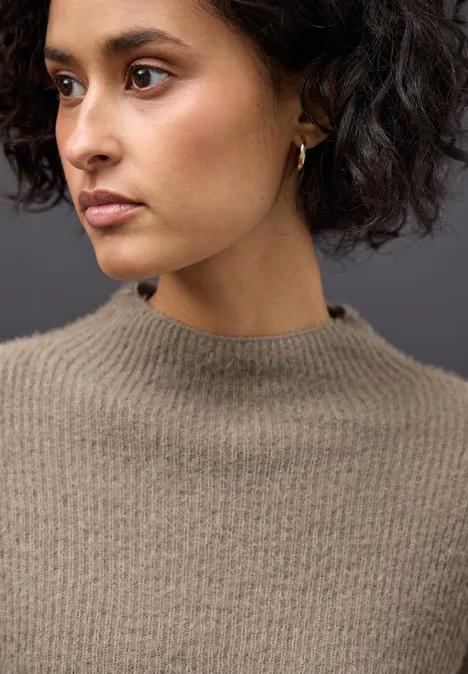 Pull en fil de plume mocha glow