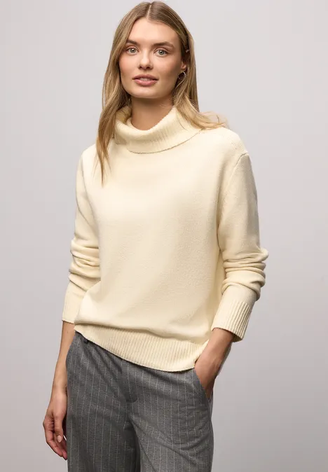 Doux pull à col roulé soft beige