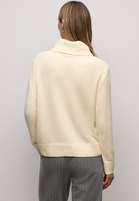 Doux pull à col roulé soft beige