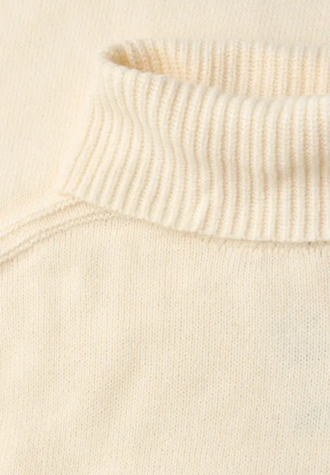Doux pull à col roulé soft beige