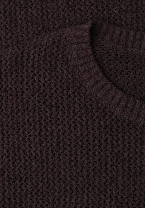 Nahaufnahme eines dunkelbraunen gestrickten Pullovers mit grobem Rippmuster