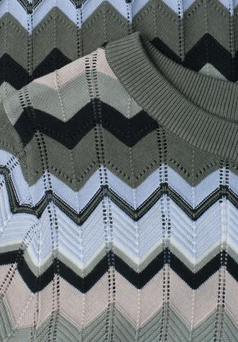 Gebreid stofpatroon met zigzagstrepen in groen-, grijs- en zwarte tinten.