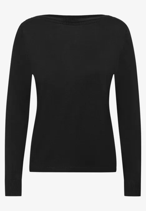 Schlichter schwarzer Langarmpullover mit weitem Rundhalsausschnitt.