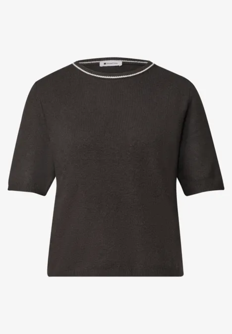 Czarny t-shirt z krótkimi rękawami, okrągłym dekoltem i lekko pudełkowym krojem.