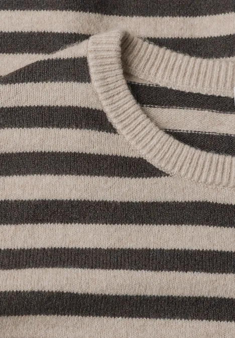 Nahaufnahme eines gestrickten Pullovers mit beigen und braunen horizontalen Streifen.