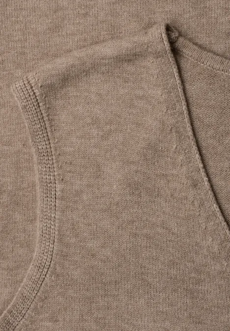 Pullunder mit V-Neck in Unifarbe sanded amber mel. Nahaufnahme eines braunen Sweatshirt-Stoffes mit sichtbarem Taschenrand.