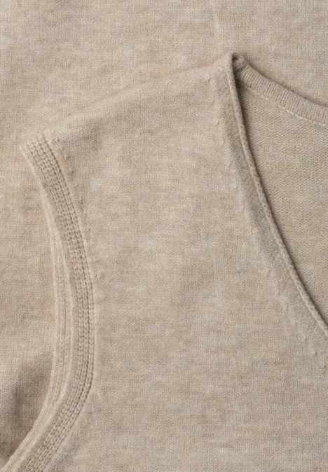 Pullunder mit V-Neck in Unifarbe light sepia sand mel. Nahaufnahme eines beige gestrickten, ärmellosen V-Ausschnitt-Oberteils.