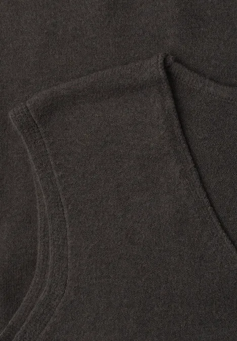 Pullunder mit V-Neck in Unifarbe black coffee mel. Nahaufnahme eines dunklen Kleidungsstücks aus Strickstoff mit sichtbarer Naht und Tasche.