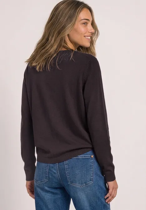 Basic Pullover mit U-Boot-Ausschnitt ruby vine Eine Frau mit dunklem Langarmshirt und blauen Jeans von hinten fotografiert, leicht lächelnd.