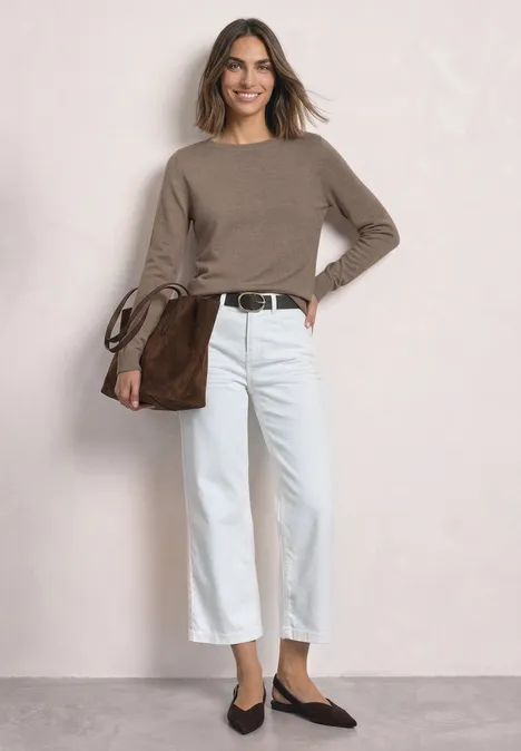 Basic Pullover mit U-Boot-Ausschnitt sanded amber mel. Eine lässige Frau in braunem Pullover, weißen Capri-Hosen und brauner Schultertasche vor neutralem Hintergrund.