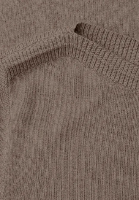 Basic Pullover mit U-Boot-Ausschnitt sanded amber mel. Nahaufnahme eines braunen Strickstoffs mit sichtbarer Rippstrickkante.