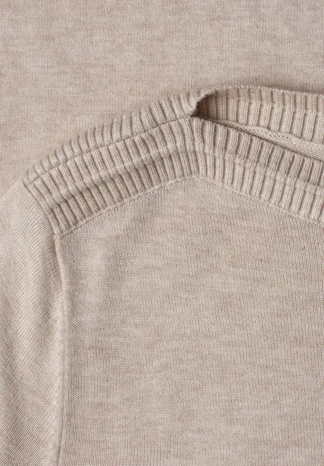 Basic Pullover mit U-Boot-Ausschnitt clay sand mel. Nahaufnahme eines beigen Strickpullovers mit geripptem Halsausschnitt und Schulternaht.