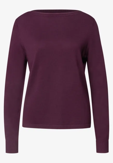 Ein einfarbiger, langärmliger Pullover in dunklem Violett.