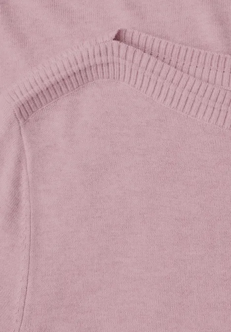 Sweter Basic z dekoltem w łódkę quiet rose mel. Zbliżenie różowego swetra z prążkowanym wykończeniem przy dekolcie.