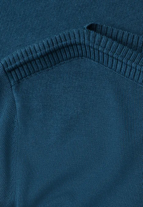 Basic Pullover mit U-Boot-Ausschnitt blue petrol Nahaufnahme eines blau-grünen Strickpullovers mit Rippenstrickabschluss am Halsausschnitt.