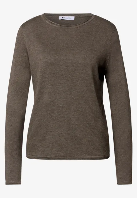 Ein schlichter, langärmliger Pullover in Olivgrün mit Rundhalsausschnitt.