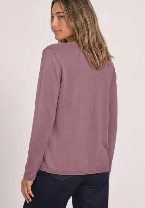 Pullover mit Rundhals und Rollkanten soft mauve mel. Frau von hinten in mauvefarbenem Langarmshirt und dunkler Jeans, Blick über die Schulter.