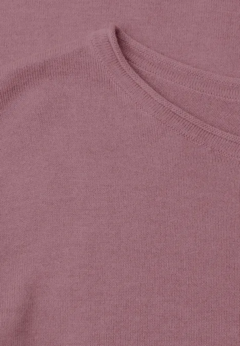Pullover mit Rundhals und Rollkanten soft mauve mel. Nahaufnahme eines rosafarbenen Rundhalsshirts aus weichem Feinstrick.