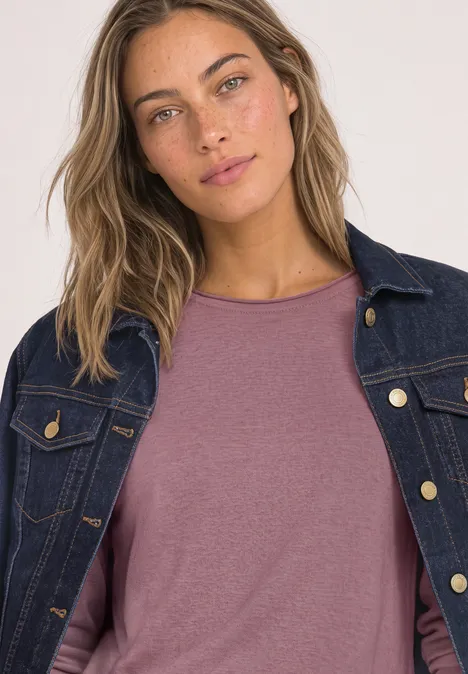 Pullover mit Rundhals und Rollkanten soft mauve mel. Frau mit Jeansjacke über rosafarbenem Shirt, welliges Haar, natürlicher Look