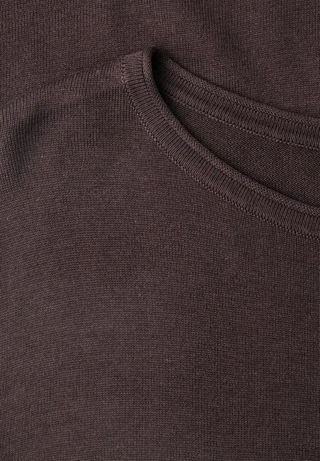 Pullover mit Rundhals und Rollkanten ruby vine Nahaufnahme eines dunkelbraunen T-Shirt-Ausschnitts.