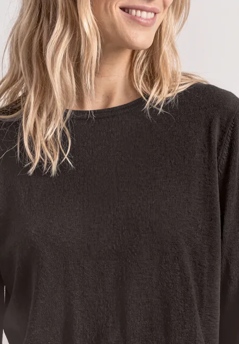 Pullover mit Rundhals und Rollkanten black coffee Eine lächelnde Frau mit blonden Haaren in einem schwarzen Oberteil, vom Hals bis zur Hüfte zu sehen.