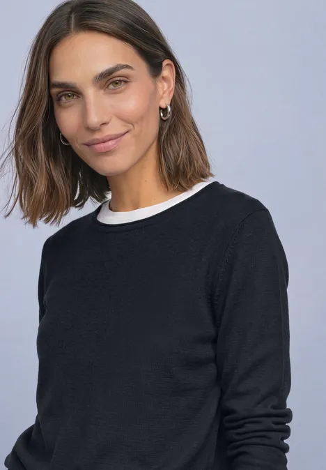 Pullover mit Rundhals und Rollkanten darkest blue Eine lächelnde Frau mit braunen mittellangen Haaren, trägt schwarzen Pullover und weißen Kragen.