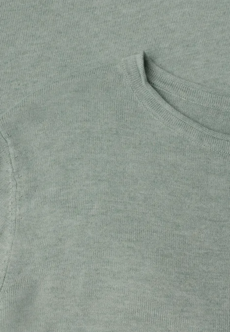 Nahaufnahme eines hellgrünen, melierten Rundhals-T-Shirts oder Sweatshirts.