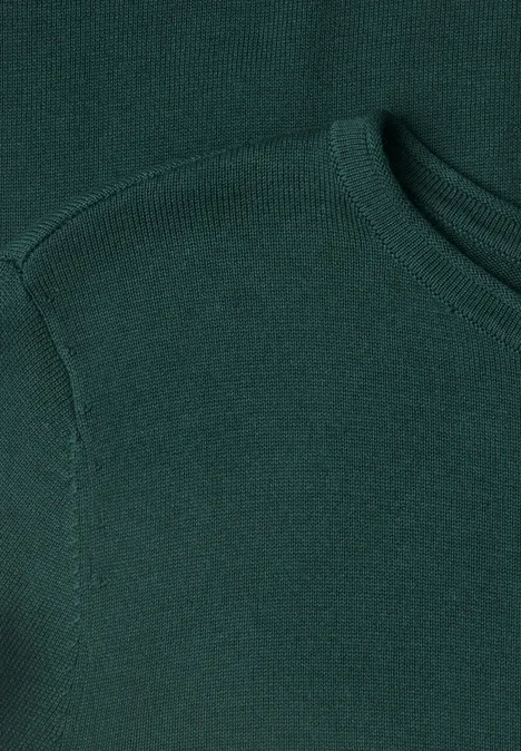 Nahaufnahme eines dunkelgrünen Strickpullovers mit Rundhalsausschnitt.
