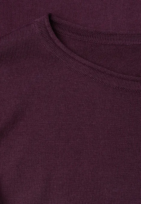 Nahaufnahme eines weinroten T-Shirts mit Rundhalsausschnitt