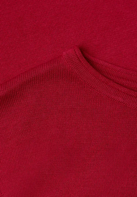 Nahaufnahme eines roten Stoffes mit Rundhalsausschnitt und feiner Strickstruktur