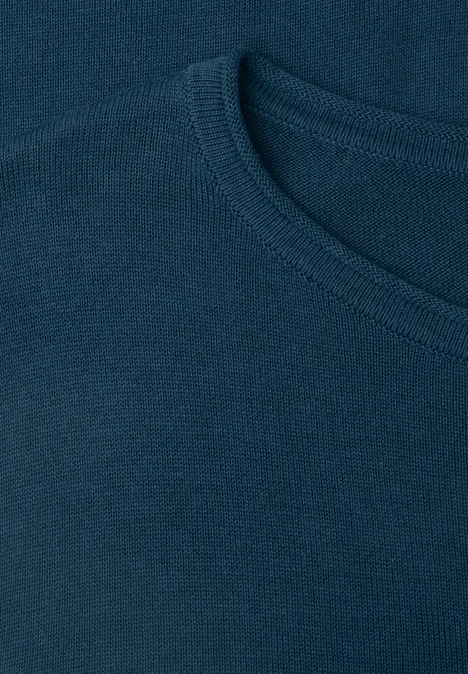 Pullover mit Rundhals und Rollkanten blue petrol Nahaufnahme eines dunkelblauen T-Shirts mit rundem Ausschnitt und feiner Strickstruktur.