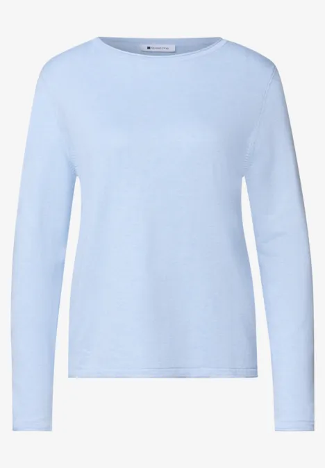 Hellblaues, schlichtes Langarmshirt mit Rundhalsausschnitt.