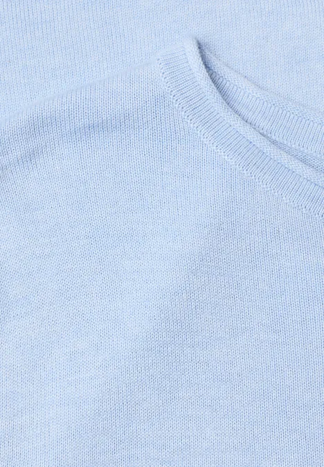Hellblaues T-Shirt aus weichem Stoff, Nahaufnahme des Rundhalsausschnitts.