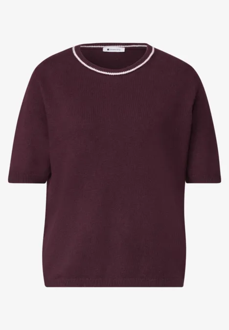Purpurroter Kurzarm-Pullover mit rundem Ausschnitt.