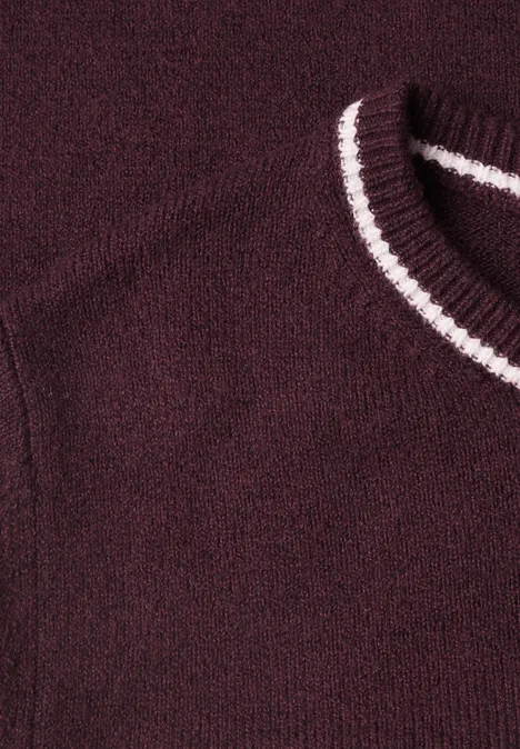 Nahaufnahme eines bordeauxfarbenen Strickpullover-Kragens mit weißem Streifendetail.