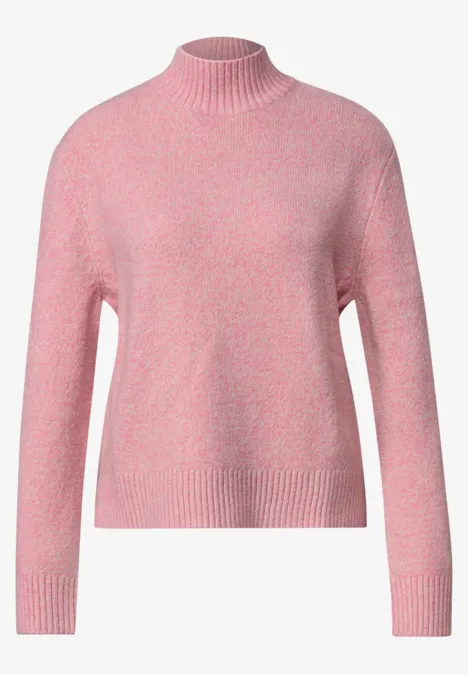 Rosafarbener, weicher Strickpullover mit hohem Rundhalsausschnitt und langen Ärmeln.
