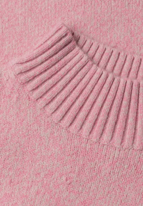 Nahaufnahme eines rosa Strickpullovers mit geripptem Kragen.