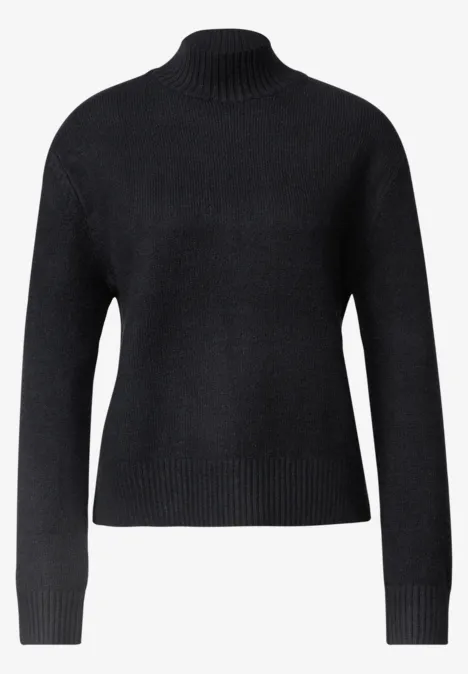 Schwarzer Rollkragenpullover aus Strick mit langen Ärmeln vor weißem Hintergrund.