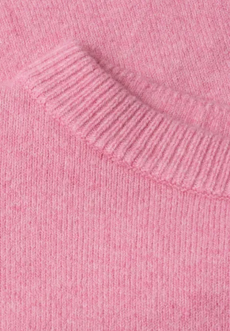 Nahaufnahme eines rosafarbenen Strickpullovers mit weicher, fein gestrickter Textur.