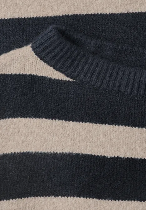 Close-up van een gestreepte trui in beige en donkerblauw met geribbelde ronde hals.