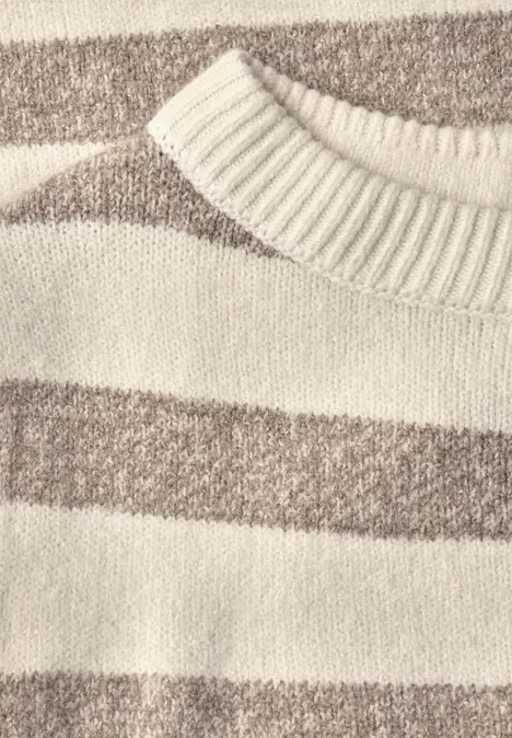 Pullover mit Boat Neck und Streifen pure beige Nahaufnahme eines gestrickten Pullovers mit breiten creme- und hellbraunen Querstreifen.