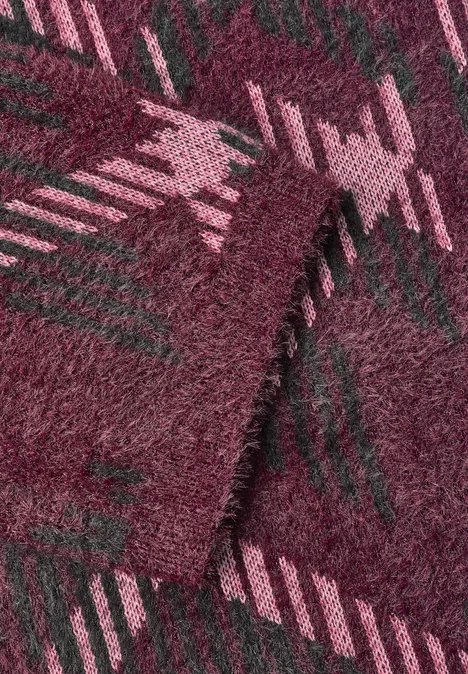 Wzorzysty sweter z rękawem 3/4 i okrągłym dekoltem rustic rouge Zbliżenie włochatej bordowej tkaniny z różowo-zielonym wzorem jodełki.