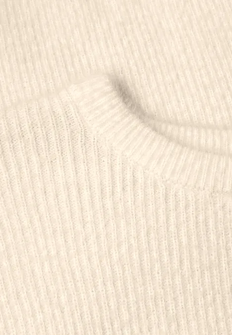 3/4-Arm Pullover mit Rundhals pure beige Nahaufnahme eines beigen, gerippten Strickstoffs, vermutlich ein Pulloverkragen.