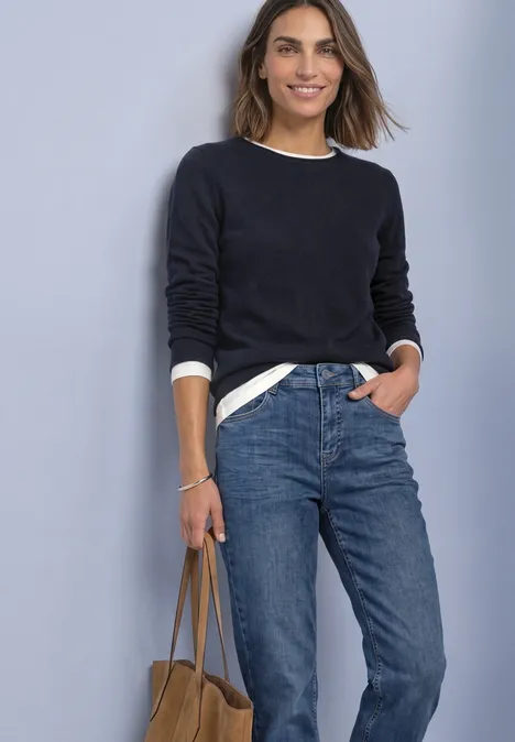 Pullover mit Boat Neck und Rollkanten indigo night Frau in schwarzem Pullover und Jeans trägt eine Handtasche